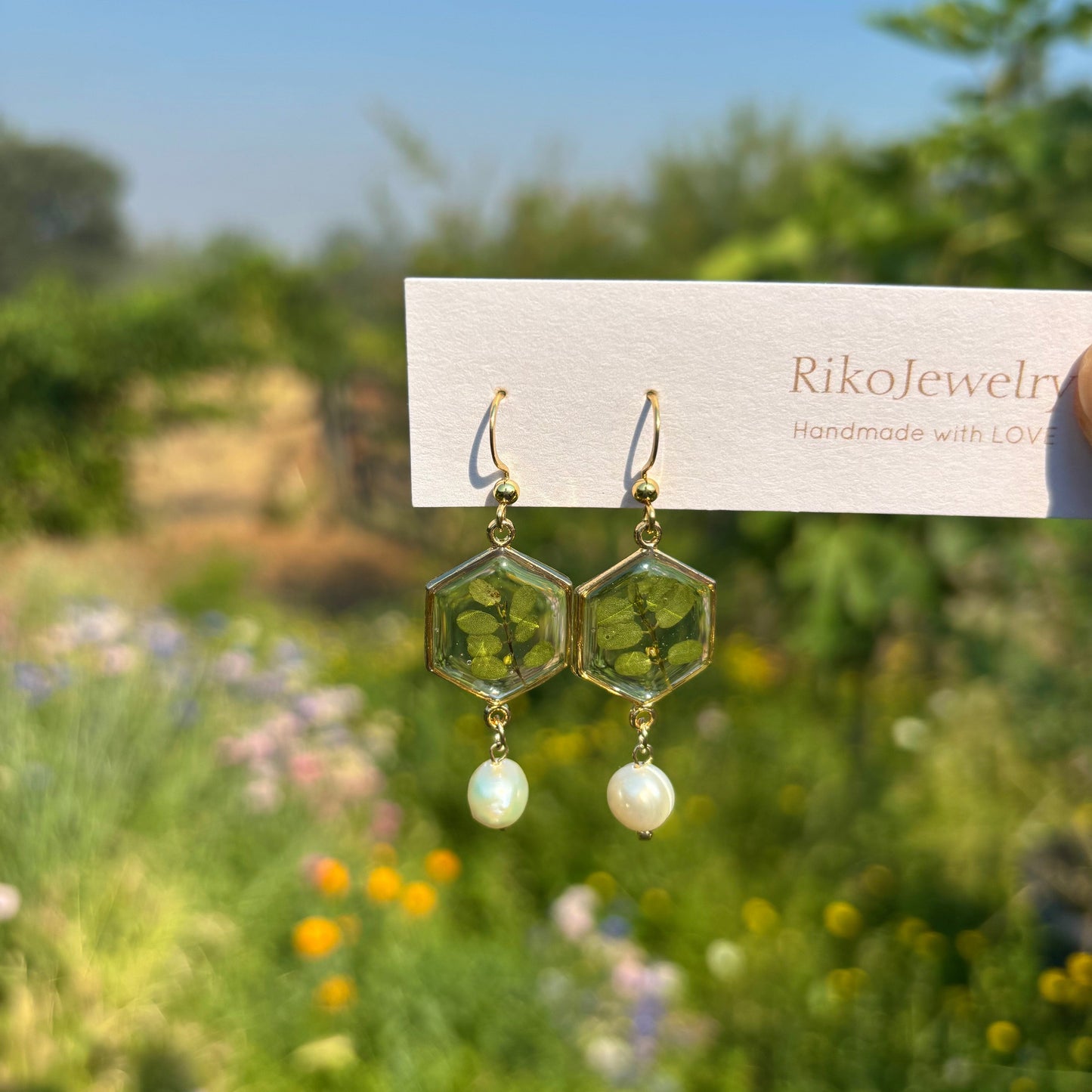 Tiny green leaves and pearls earrings