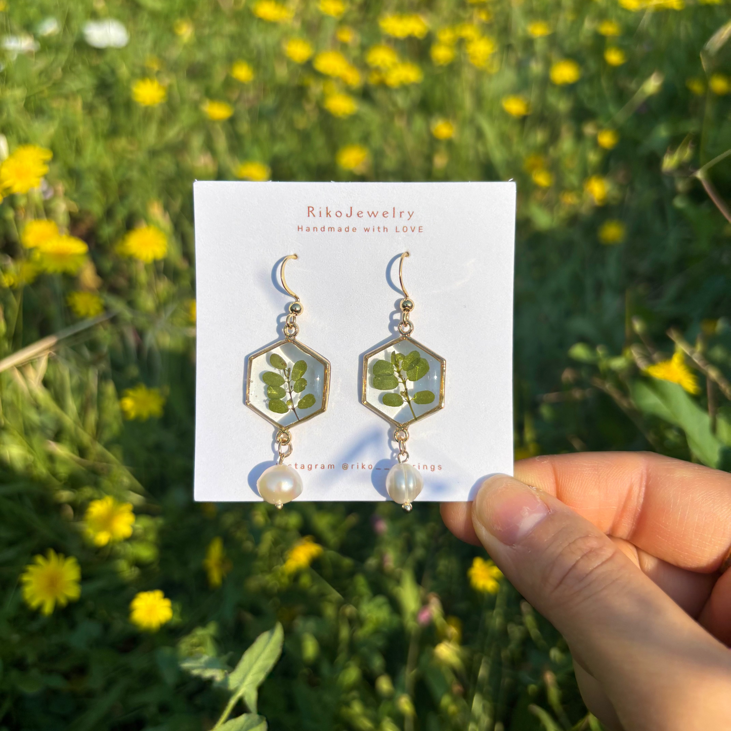 Tiny green leaves and pearls earrings