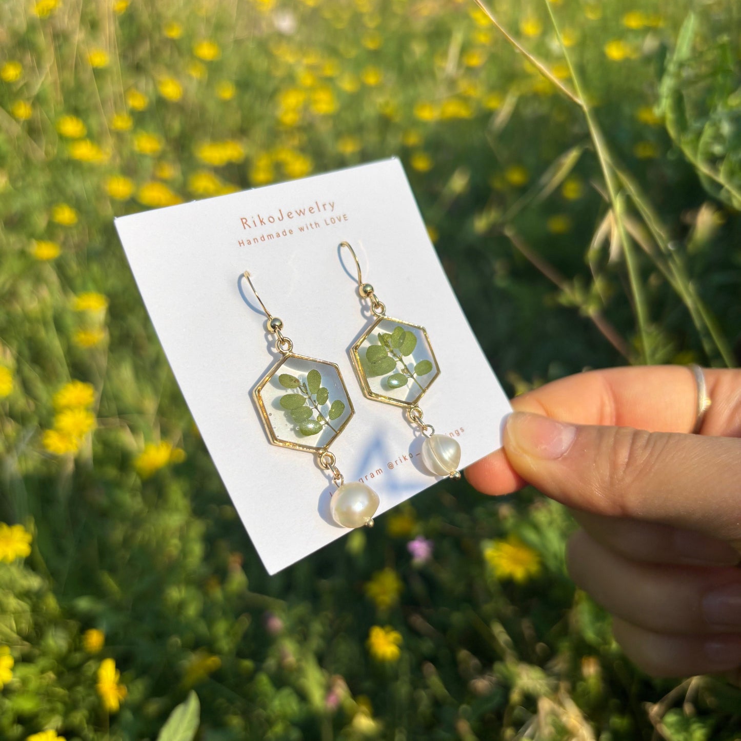 Tiny green leaves and pearls earrings
